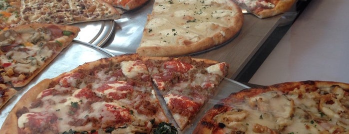 Mamma Mia Pizza is one of Tempat yang Disukai Dayana.
