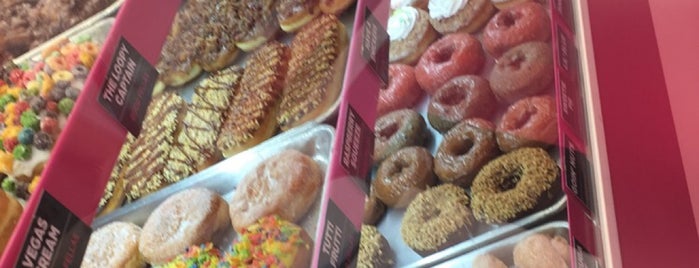 Pinkbox Doughnuts is one of Kimmie's Saved Places.