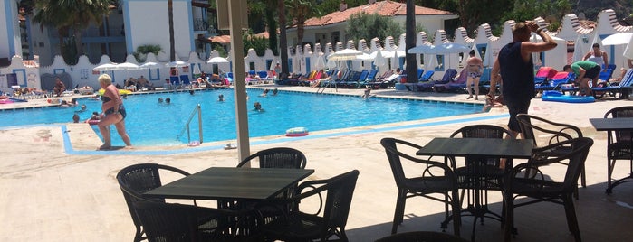 Karbel Hotel Pool Bar is one of Lugares favoritos de Şenay.