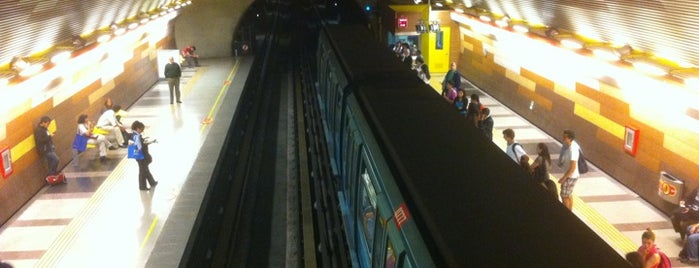Metro Manquehue is one of Estaciones del Metro de Santiago.