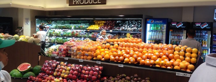 Rustan's Supermarket Fresh is one of Lugares favoritos de Shank.