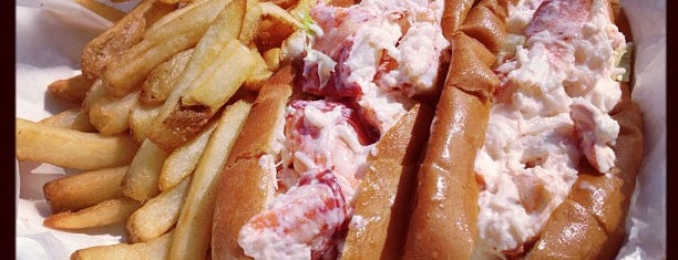 Easton's Beach is one of The 13 Best Places for Hot Dogs in Newport.