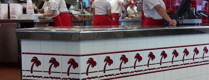 In-N-Out Burger is one of Deniz'in Beğendiği Mekanlar.