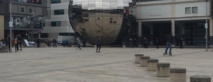 Millennium Square is one of L'ın Beğendiği Mekanlar.