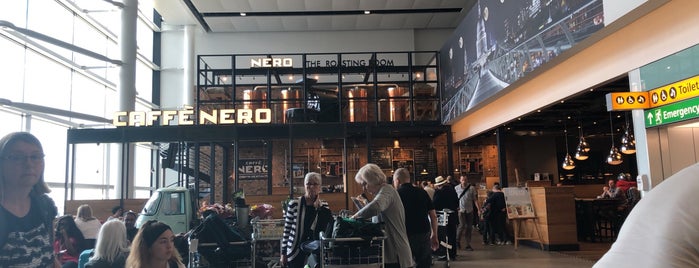 Caffè Nero is one of L 님이 좋아한 장소.
