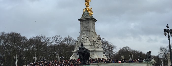 Queen Victoria Memorial is one of Tempat yang Disukai L.
