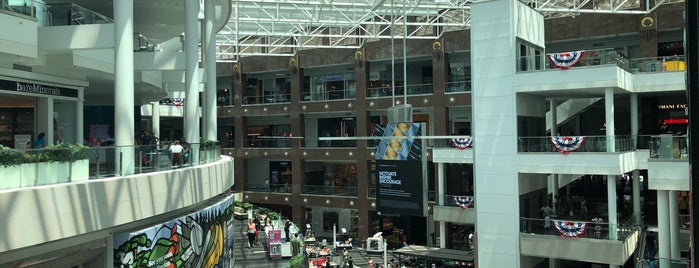 Fashion Centre at Pentagon City is one of Lugares favoritos de L.