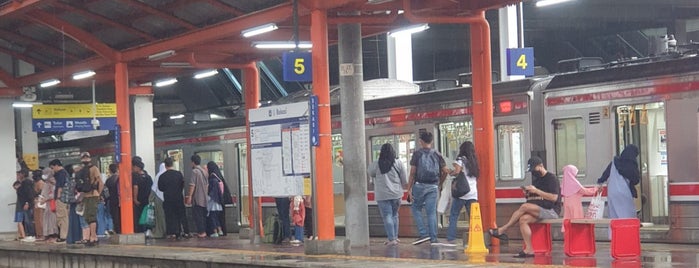 Stasiun Bekasi is one of sesuatu bgt yah :).