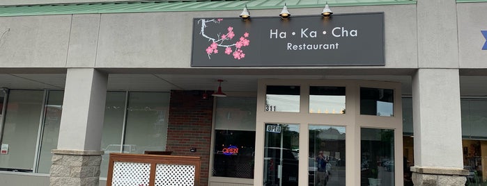 Ha•Ka•Cha Restaurant is one of สถานที่ที่ T ถูกใจ.