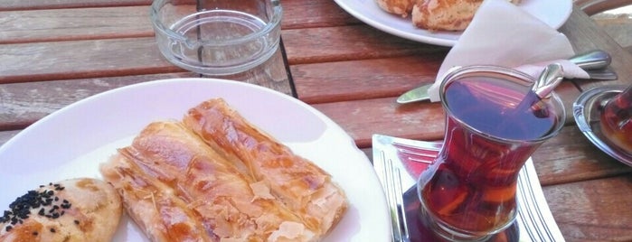 Hanımeli Pasta-Börek Kahvaltı Salonu is one of Locais curtidos por Çiçek.