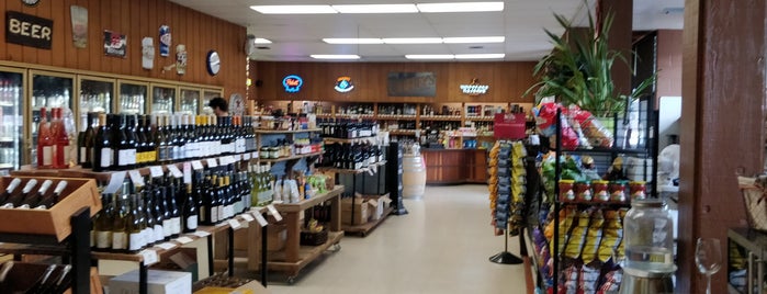 Charley's Liquor Deli is one of Lieux sauvegardés par cnelson.