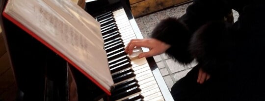 Піаніно на Хрещатику / Open Piano is one of Tempat yang Disukai Julia.