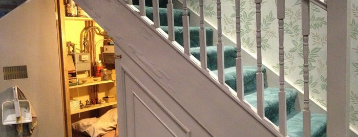 The Cupboard Under The Stairs is one of Posti che sono piaciuti a Alitzel.