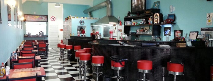 Retrô Burger is one of สถานที่ที่บันทึกไว้ของ Adriana.