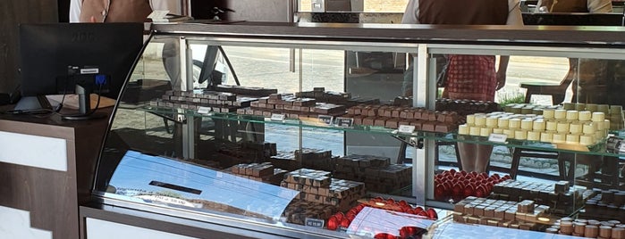 Nugali Chocolates is one of Restaurante.