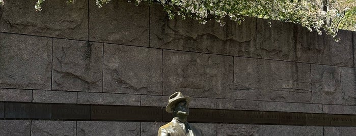 Franklin Delano Roosevelt Memorial is one of DC Monuments Run.