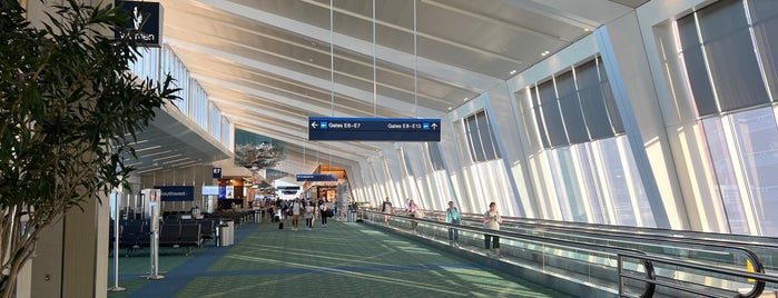 Concourse E is one of สถานที่ที่ Enrique ถูกใจ.