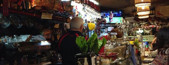 Bar Les tapes is one of Tapeo en Barcelona.