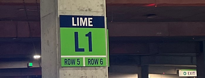 Disney Springs Lime Parking Garage is one of Lugares favoritos de Lizzie.