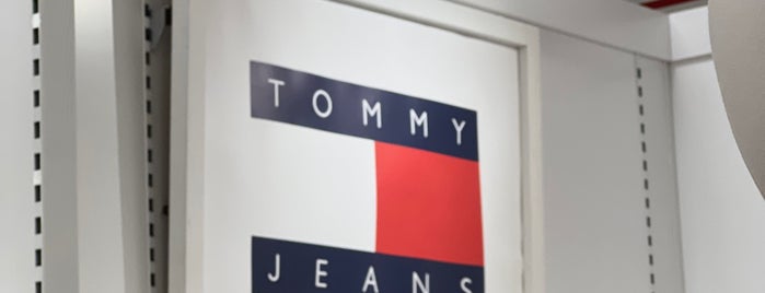 Tommy Hilfiger is one of Lugares para Visitar.