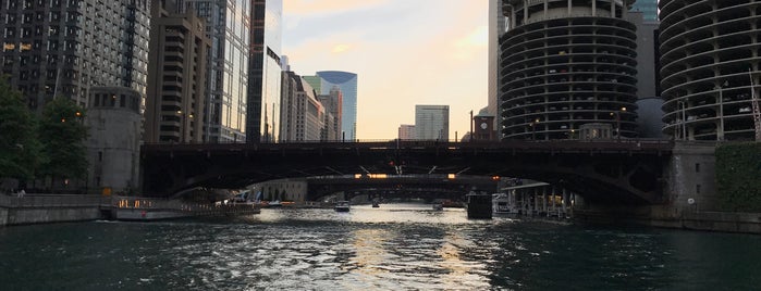 Chicago Riverwalk is one of Tempat yang Disukai Chris.