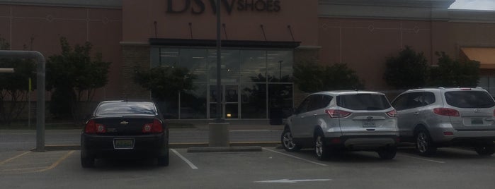 DSW Designer Shoe Warehouse is one of สถานที่ที่ The1JMAC ถูกใจ.