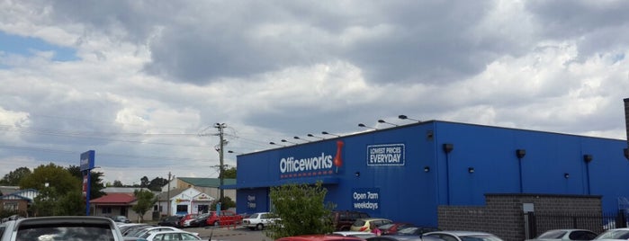 Officeworks is one of Mylesさんのお気に入りスポット.