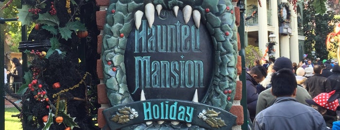 Haunted Mansion is one of สถานที่ที่ Eric ถูกใจ.