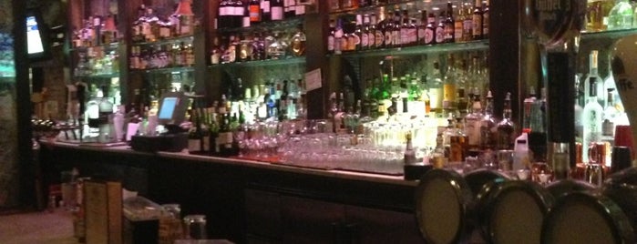 Papillon Bistro and Bar is one of สถานที่ที่ Erica ถูกใจ.