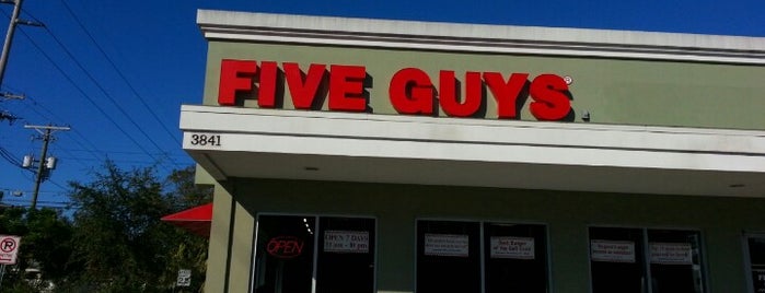Five Guys is one of Orte, die J gefallen.