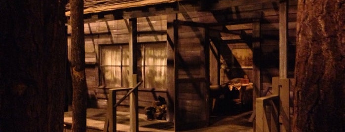 Cabin in the Woods - Halloween Horror Nights 23 is one of Orte, die Noelle gefallen.