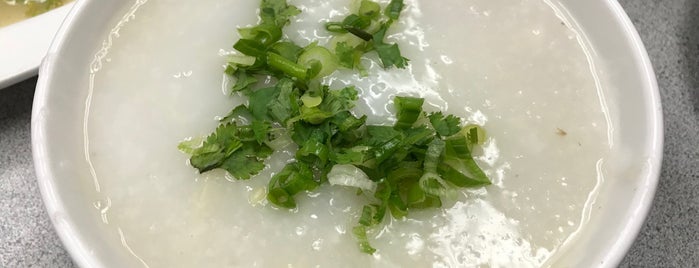 Yummy Kitchen 長旺飯店 is one of Locais salvos de L..