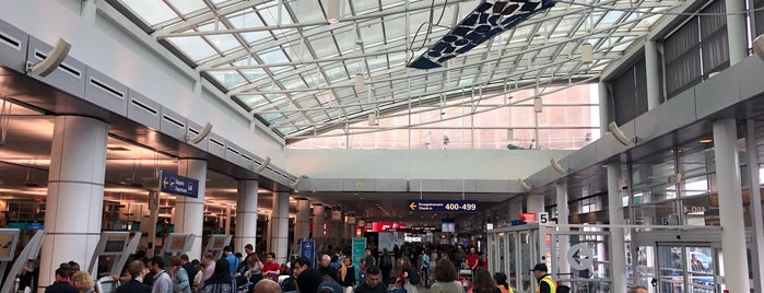 Montréal–Pierre Elliott Trudeau International Airport (YUL) is one of Tempat yang Disukai Ozgur.
