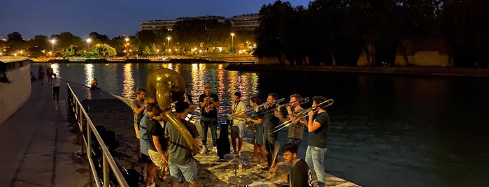 Berges de Seine – Rive droite is one of Richardさんのお気に入りスポット.