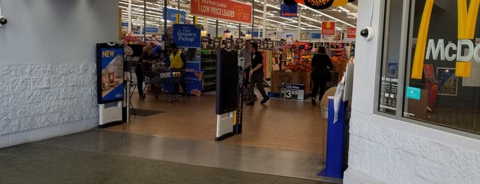 Walmart Auto Care Centers is one of Locais curtidos por 🌸Kiesha.