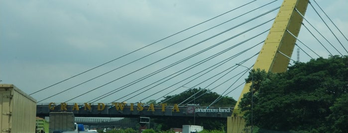 Jembatan Grand Wisata is one of Intersections.