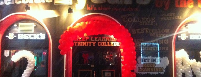 Trinity College Pub is one of кул.