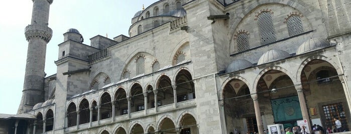 Sultan Ahmet Camii is one of Lugares favoritos de Alia.