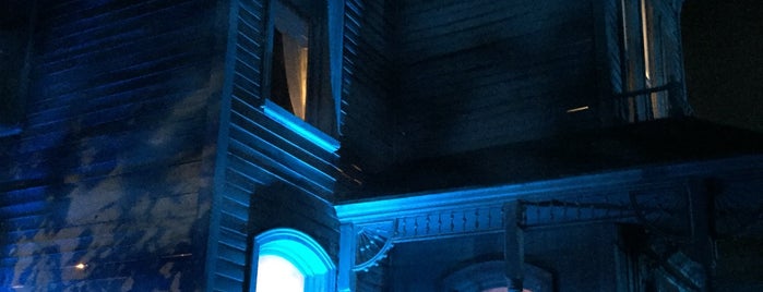 Titans of Terror Tram Hosted by Chucky at Halloween Horror Nights is one of Lieux qui ont plu à Fernando.