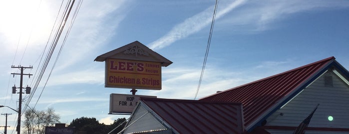 Lee's Famous Recipe Chicken is one of Tempat yang Disukai Kyle.