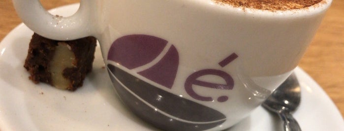 é.caffè is one of Tempat yang Disukai Denise.