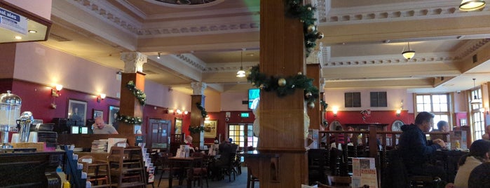 The Isambard Kingdom Brunel (Wetherspoon) is one of Lieux qui ont plu à Carl.