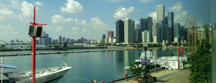 Navy Pier Chicago Signature Store is one of สถานที่ที่ Ricardo ถูกใจ.