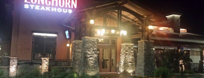 LongHorn Steakhouse is one of Locais curtidos por Theo.