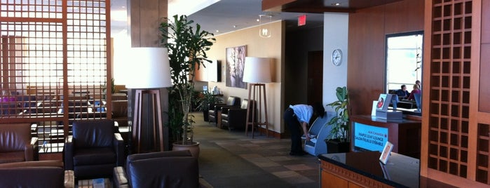 Maple Leaf Lounge (International) is one of สถานที่ที่ Karenina ถูกใจ.