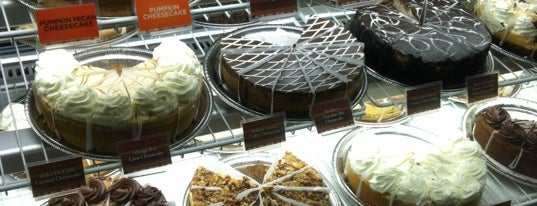 The Cheesecake Factory is one of Lieux qui ont plu à Rob.