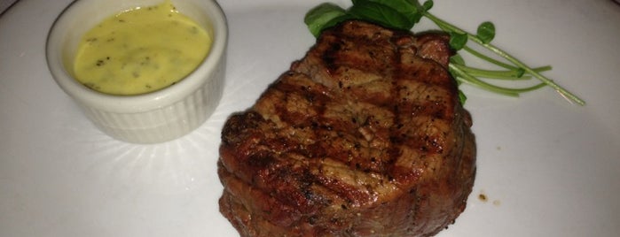 Shula's Steak House is one of Lugares favoritos de Eric.