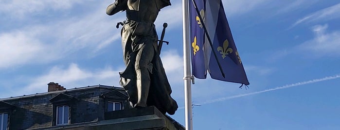 Place de l'Hôtel de Ville is one of Turismo.