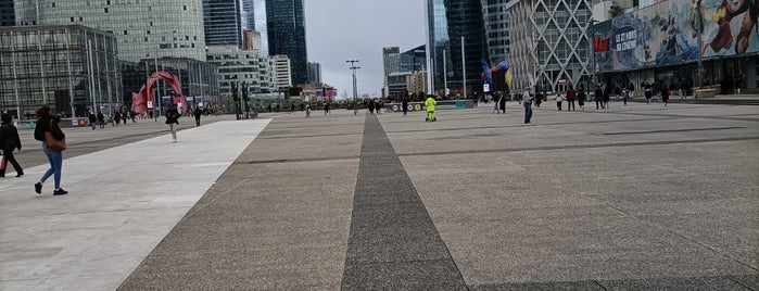 Parvis de la Défense is one of Awesome places around the world.