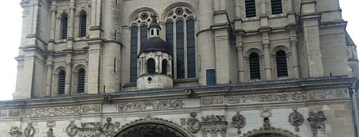 Place Saint-Michel is one of Dijon : pierres & patrimoine.